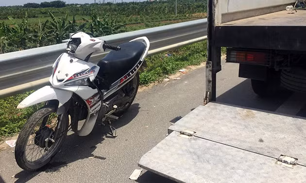 Đến khoảng 12h trưa ngày 20/6, các lực lượng chức năng bắt đầu thực nghiệm hiện trường hai thiếu nữ chết bất thường. Hình ảnh chiếc xe máy của hai nạn nhân điều khiển được cảnh sát đưa đến để thực nghiệm.