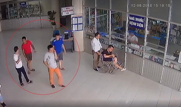 Hình ảnh 4 nam thanh niên đi nghênh ngang trong khu vực bệnh viện Thể thao Việt Nam đòi gặp ông Kha. Ảnh cắt từ clip.