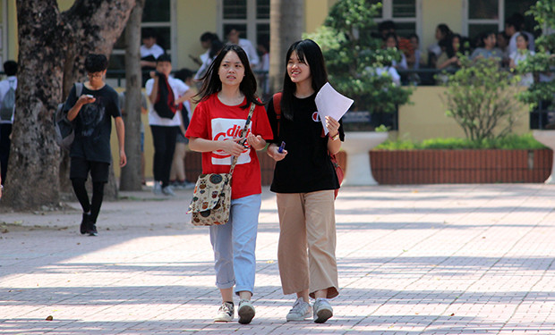 Theo chia sẻ hầu hết của các thí sinh tại điểm thi này, các em đều rất tự tin với bài làm của mình. Một số em cho biết, trong đề Ngữ văn chủ yếu là kiến thức cũ, đã được học ở THCS nên bài thi có thể đạt điểm khá và trên khá.