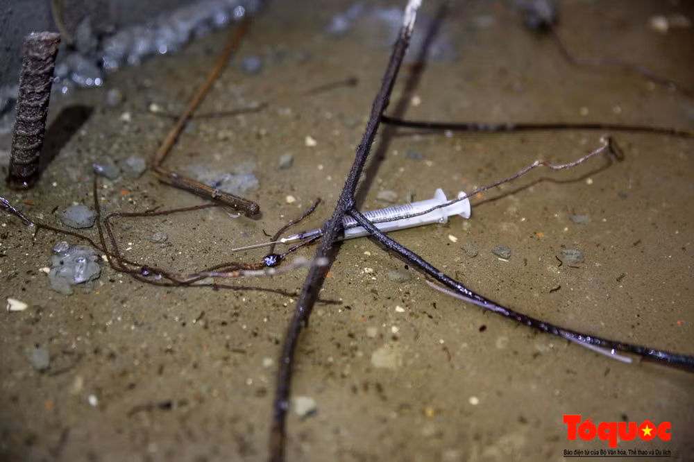 Nhiều kim tiêm nhọn hoắt vẫn còn mới sẵn sàng xỉa vào chân người nào sơ ý khi đi qua.