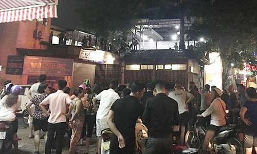 Nhiều người tập trung xem vụ việc rất đông.