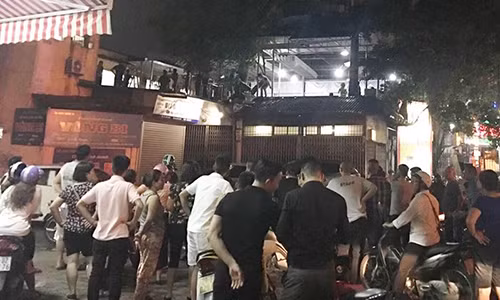 Nhiều người tập trung xem vụ việc rất đông.