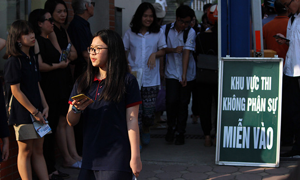 Theo chia sẻ của hầu hết các thí sinh tham dự tại điểm thi này thì đề Toán tuyển sinh lớp 10 năm nay khá khó, có tính phân loại rất cao với lực học của các em.