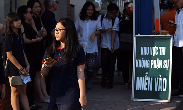 Theo chia sẻ của hầu hết các thí sinh tham dự tại điểm thi này thì đề Toán tuyển sinh lớp 10 năm nay khá khó, có tính phân loại rất cao với lực học của các em.