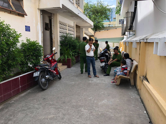 Cơ quan chức năng đang vận động người nhà khám nghiệm tử thi để làm rõ nguyên nhân cái chết của cháu bé. Ảnh NLĐ.