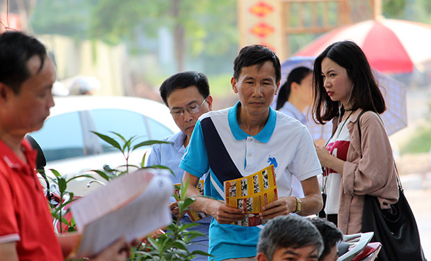 Tờ rơi được phát cho phụ huynh, thí sinh không chỉ là thông tin của các trường tư thục...