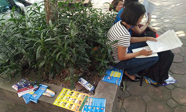 Tờ rơi vứt bừa bãi, rất phản cảm.