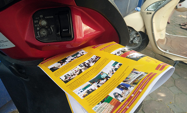 Nếu không nhét được tận tay phụ huynh hoặc thí sinh, thì những người đi phát tờ rơi nhét vào các hốc xe máy, ô tô...