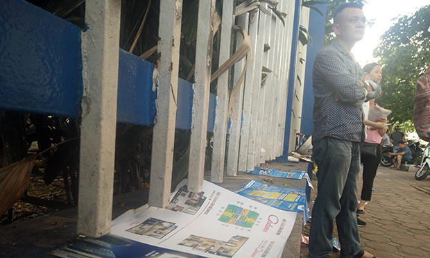 ...mà thậm chí còn có cả bất động sản, nhà ở. Do số lượng tờ rơi được phát quá nhiều, phụ huynh đành phải dùng để trải lên nền đất để ngồi trong lúc đợi con làm bài thi.