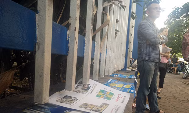 ...mà thậm chí còn có cả bất động sản, nhà ở. Do số lượng tờ rơi được phát quá nhiều, phụ huynh đành phải dùng để trải lên nền đất để ngồi trong lúc đợi con làm bài thi.