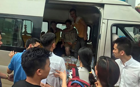 Hình ảnh đẫm nước mắt người thân các nạn nhân đưa thi thể của 3 mẹ con thai phụ về quê mai táng.