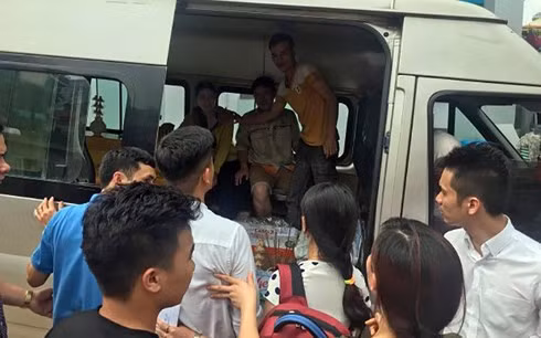 Hình ảnh đẫm nước mắt người thân các nạn nhân đưa thi thể của 3 mẹ con thai phụ về quê mai táng.