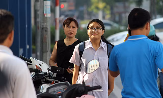 Hình ảnh thí sinh Nguyễn Mai Anh (THCS Phú Diễn) mỉm cười, tự tin bước đến điểm thi trường THPT chuyên Hà Nội - Amsterdam làm thủ tục. Theo chia sẻ, thì thí sinh này tham dự môn thi chuyên Hóa Học tại THPT chuyên Hà Nội - Amsterdam, những môn khác thi tại điểm trường THPT Lê Quý Đôn.