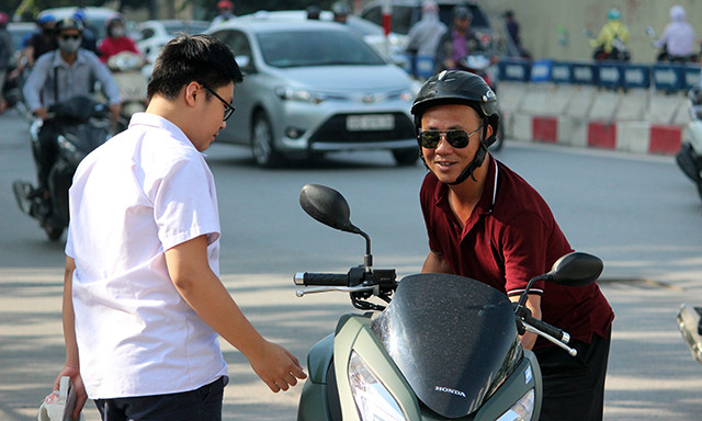 Nhiều phụ huynh cũng tỏ ra vui vẻ, để động viên thí sinh.