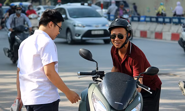 Nhiều phụ huynh cũng tỏ ra vui vẻ, để động viên thí sinh.