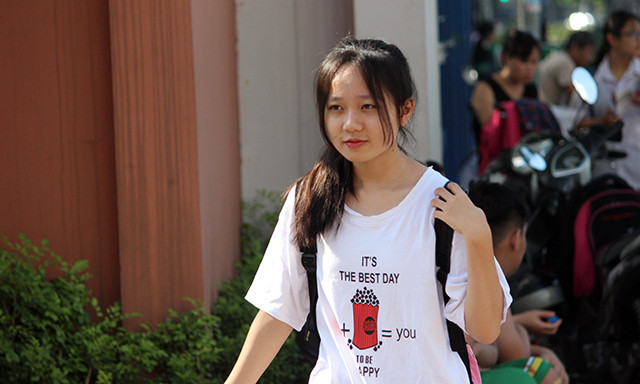 Ghi nhận trong sáng nay, nhiều thí sinh đến làm thủ tục dự thi ở điểm THPT chuyên Hà Nội - Amsterdam rất tự tin.