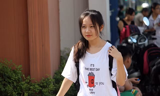 Ghi nhận trong sáng nay, nhiều thí sinh đến làm thủ tục dự thi ở điểm THPT chuyên Hà Nội - Amsterdam rất tự tin.