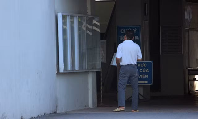 Tuy nhiên, khi thấy con loay hoay kiểm tra thông tin, anh Tuấn (phụ huynh của em Thành) đã tự mình đi vào bảng tin của trường THPT chuyên Hà Nội - Amsterdam kiểm tra hộ thông tin cho con.