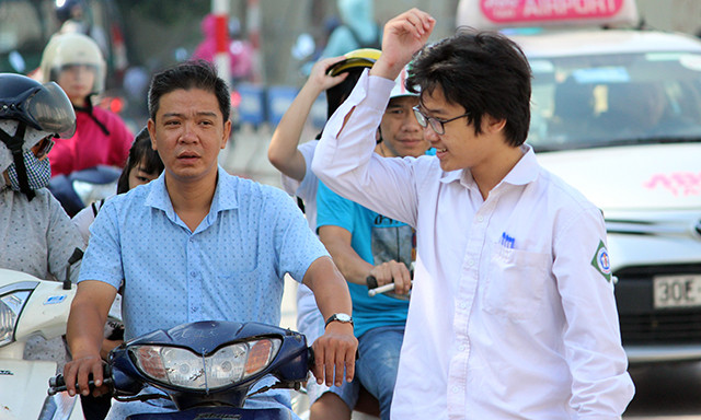 Thí sinh nở nụ cười rạng rỡ trước ngày thi tuyển sinh lớp 10.