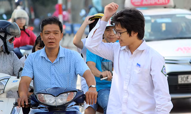 Thí sinh nở nụ cười rạng rỡ trước ngày thi tuyển sinh lớp 10.