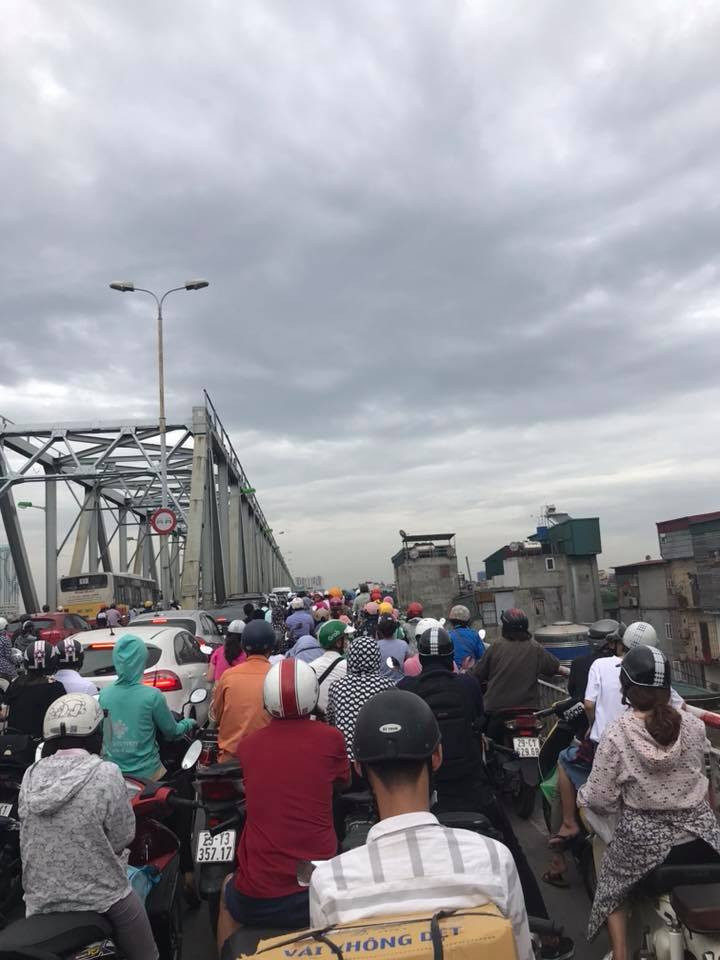 Sự việc khiến cầu Chương Dương ùn tắc, các phương tiện di chuyển hết sức khó khăn.