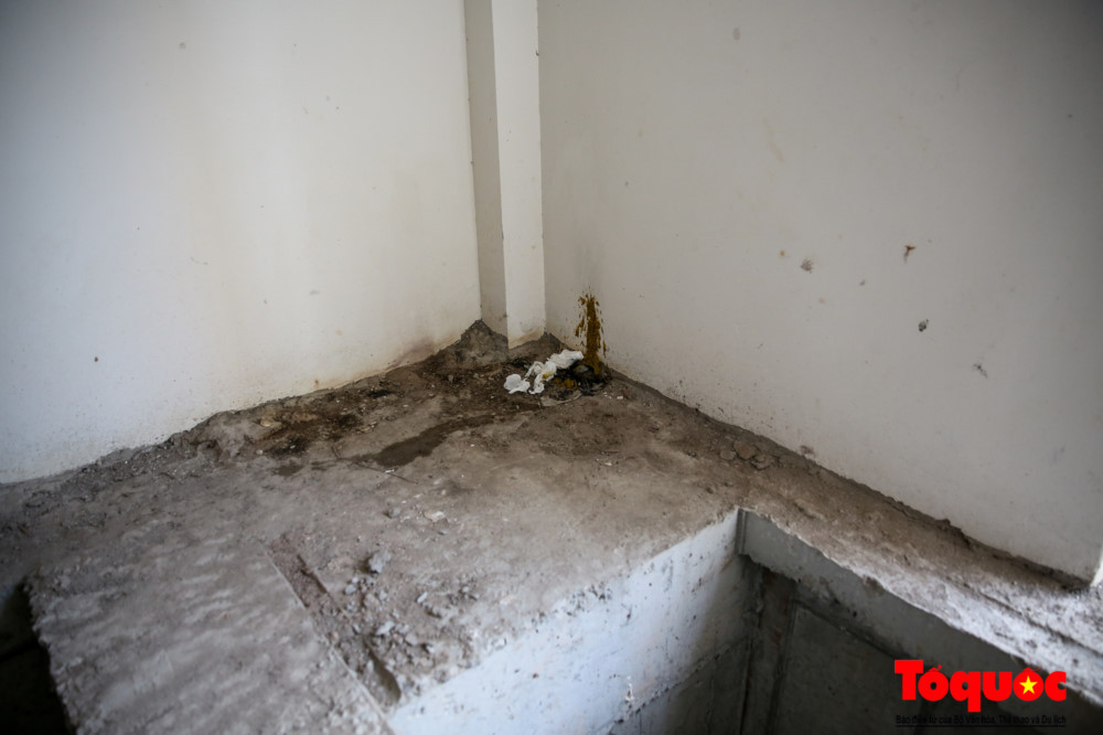 Không chỉ tiêm chích ma túy, các đối tượng còn coi căn hầm như nơi trú ẩn, thậm chí phóng uế bừa bãi rất mất vệ sinh.