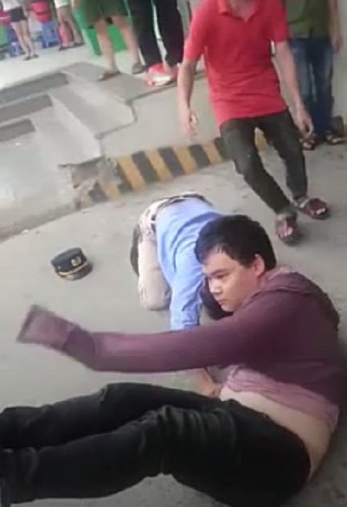 Hình ảnh nam thanh niên đang vật bảo vệ già xuống đất. Ảnh cắt từ clip. Hình ảnh nam thanh niên đang vật bảo vệ già xuống đất. Ảnh cắt từ clip.