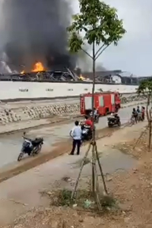 Các lực lượng chức năng đang nỗ lực dập lửa. Ảnh CTV.