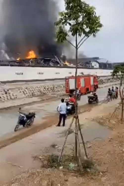 Các lực lượng chức năng đang nỗ lực dập lửa. Ảnh CTV.