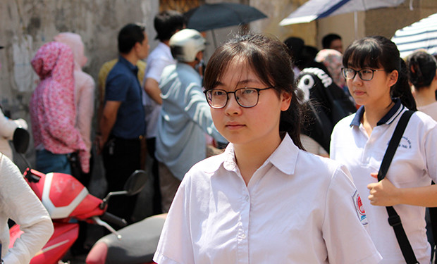 Nhiều thí sinh khác ở điểm thi trường THPT Yên Hòa cũng rất tự tin sau khi làm bài xong môn Ngữ Văn.