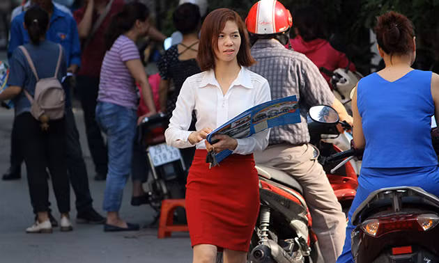 Tại điểm thi trường THPT Yên Hòa (Cầu Giấy, Hà Nội) ngày 7/6,"đội quân" tờ rơi cũng chớp thời cơ nhanh chóng dúi tận tay cho phụ huynh.