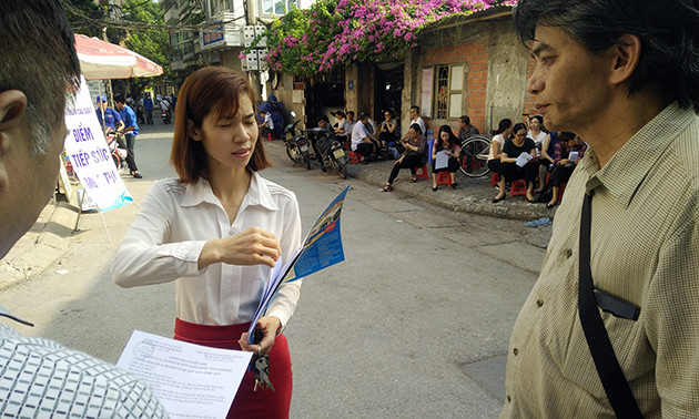 Thông tin ghi trên tờ rơi được phát ở điểm trường thi THPT Yên Hòa cũng chủ yếu là thông tin giới thiệu về một trường THPT tư thục.