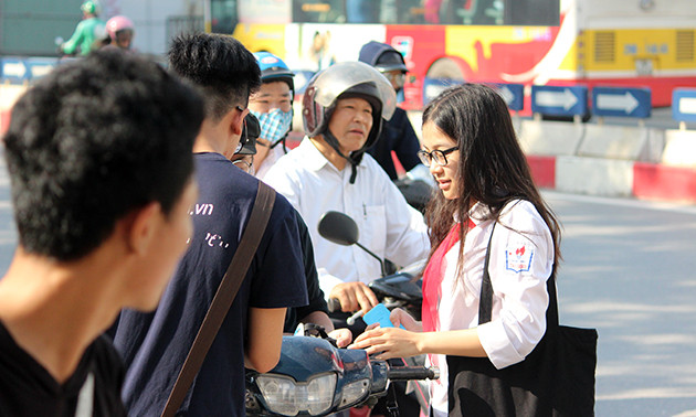 Ngay khi nhìn thấy các phụ huynh dừng xe máy, "đội quân" tờ rơi nhanh chóng tiếp cận để dúi vào tay phụ huynh.