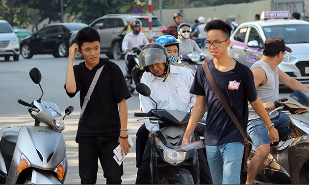 Nang nong nghet tho, “doi quan” to roi bua vay phu huynh va thi sinh