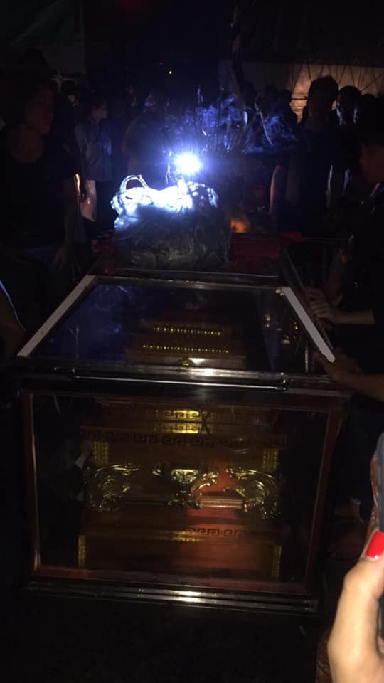 Gia đình một trong hai nạn nhân mang quan tài ra diễu hành trong đêm 20/6.