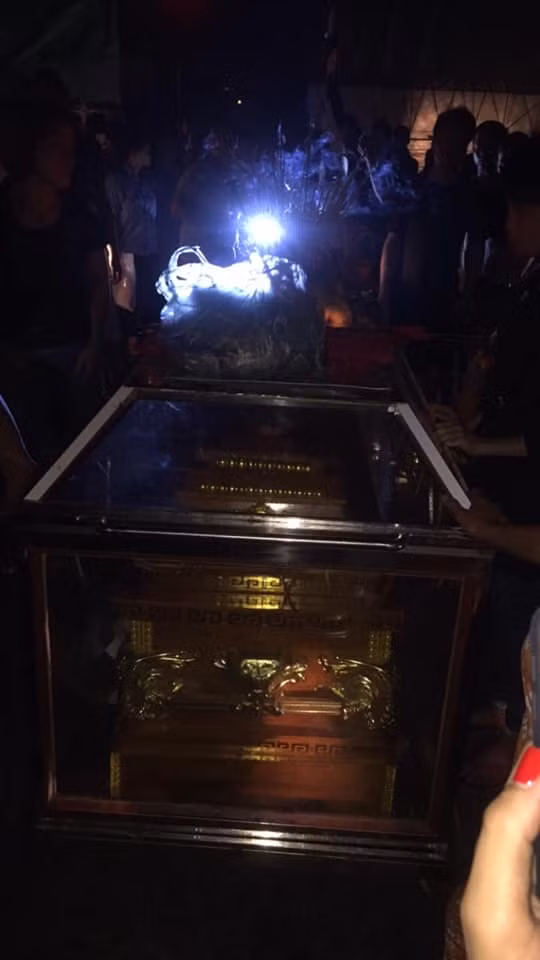 Gia đình một trong hai nạn nhân mang quan tài ra diễu hành trong đêm 20/6.