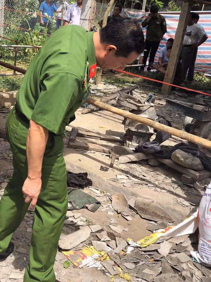 Cơ quan công an khám nghiệm hiện trường vụ việc.