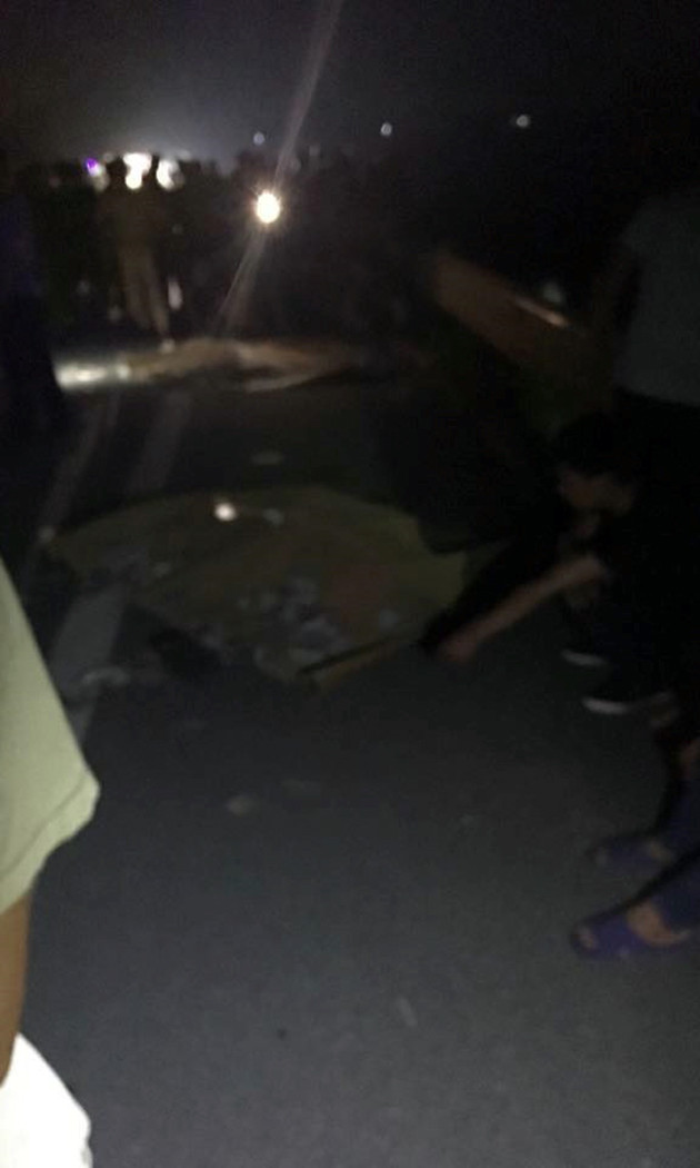 Trước đó, trao đổi với PV Kiến Thức vào sáng cùng ngày, ông Ngô Văn Vạn - Chủ tịch UBND xã Hoàn Long (huyện Yên Mỹ, tỉnh Hưng Yên) xác nhận và cho biết, vụ việc xả ra vào khoảng 22h ngày 19/6. Trong đó, một thiếu nữ ở xã Hoàn Long, thiếu nữ còn lại ở xã Đồng Than. Cả hai cùng học, cùng chơi với nhau.