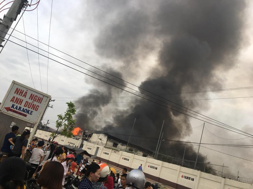 Đến 6h30 sáng nay, ngọn lửa vẫn chưa thể dập tắt. Ảnh CTV.