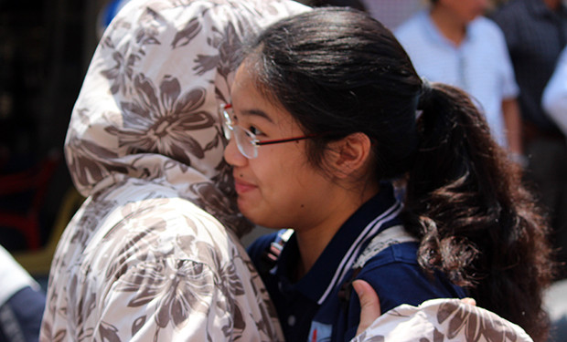 Thí sinh vui mừng, ôm mẹ của mình để chia sẻ cảm xúc vì hoàn thành bài thi Ngữ văn như nguyên vọng.