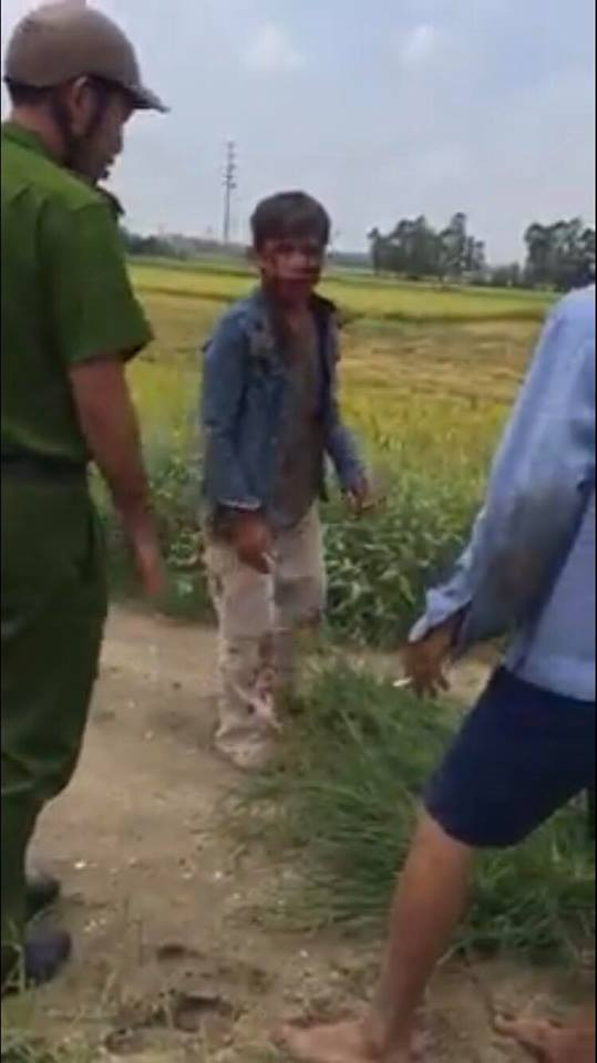 Lực lượng công an có mặt tại hiện trường để đưa người này về trụ sở.