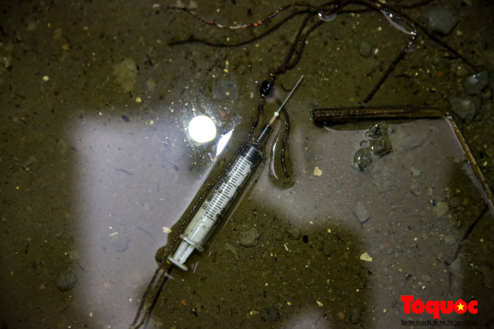 Các đối tượng thường vào ra rất nhanh và chọn thời điểm ít người qua lại nên không thể nhận biết được đâu là công nhân đâu là con nghiện, chị L cho biết thêm.