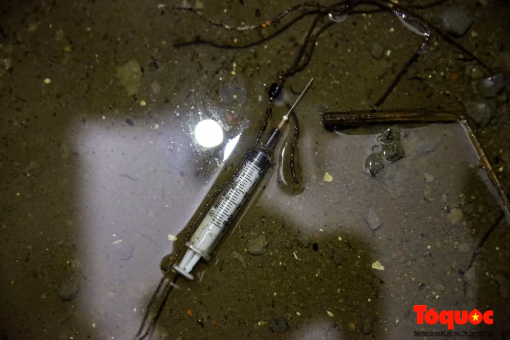 Các đối tượng thường vào ra rất nhanh và chọn thời điểm ít người qua lại nên không thể nhận biết được đâu là công nhân đâu là con nghiện, chị L cho biết thêm.