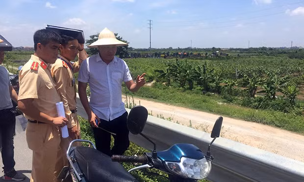 Thông tin sơ bộ ban đầu, Đại tá Nguyễn Minh Hiền - Trưởng Công an huyện Yên Mỹ - cho biết, qua điều tra sơ bộ ban đầu, cơ quan công an nhận định, đây là vụ tai nạn giao thông, không có dấu hiệu bị truy sát. Nhận định ban đầu của cơ quan điều tra, có thể hai thiếu nữ này trong quá trình điều khiển xe máy đã tự lao vào dải phân cách kim loại của đường dẫn cầu vượt nên tử vong.