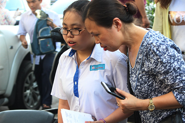 Phụ huynh động viên con sau bài thi môn Toán.