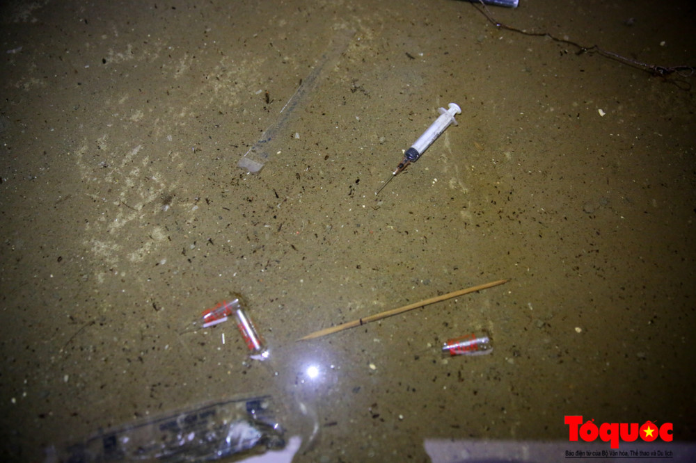 Ngay khi bước xuống hầm, đập vào mắt phóng viên là hình ảnh bơm kim tiêm cùng các ống thuốc rơi vãi trên sàn.