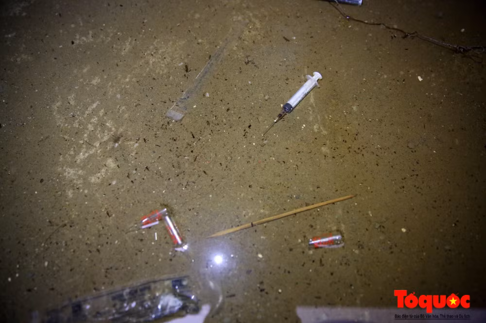 Ngay khi bước xuống hầm, đập vào mắt phóng viên là hình ảnh bơm kim tiêm cùng các ống thuốc rơi vãi trên sàn.