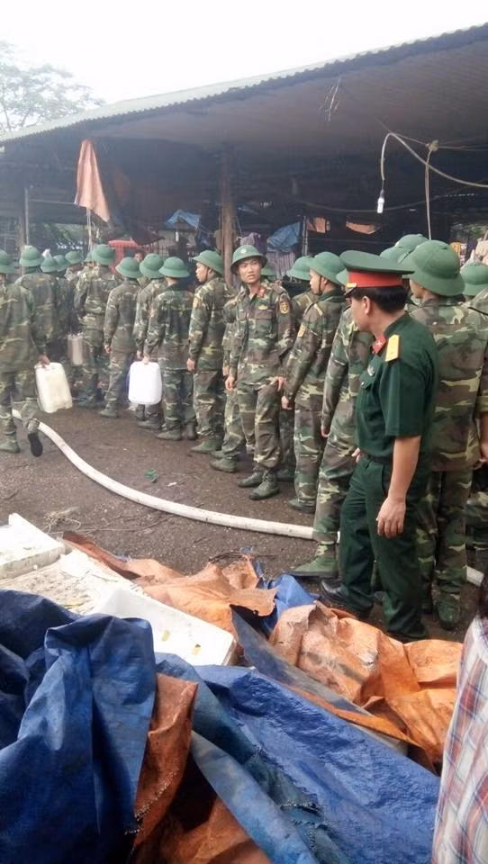 Lực lượng bộ đội được huy động đến hiện trường vụ cháy.