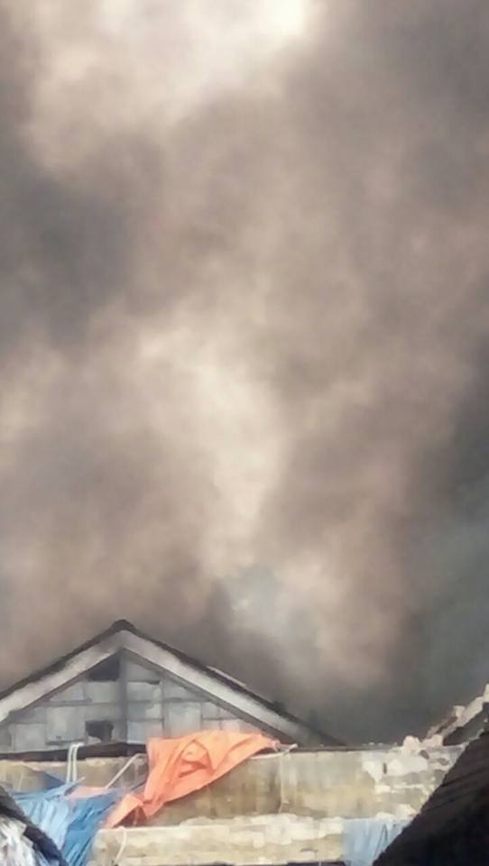 Trong sáng nay, các tiểu thương tại khu vực khu vực bán đồ tươi sống, rau của quả bên ngoài đang di chuyển dần để bảo đảm an toàn.