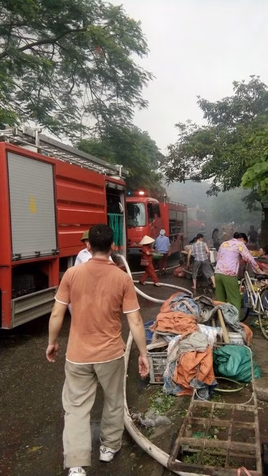 Nhân chứng cho hay, lửa bùng phát ở khu giữa chợ, nơi bán các đồ khô, vải vóc rồi nhanh chóng lan rộng ra khu vực xung quanh.